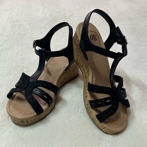 MEMORY FOAM SHEILA BLACK GLITTER WEDGE SANDALS